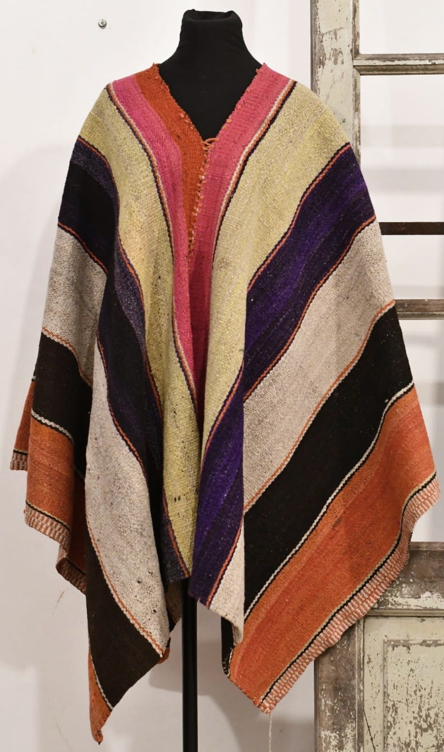 ponchos andinos con violeta y negro
