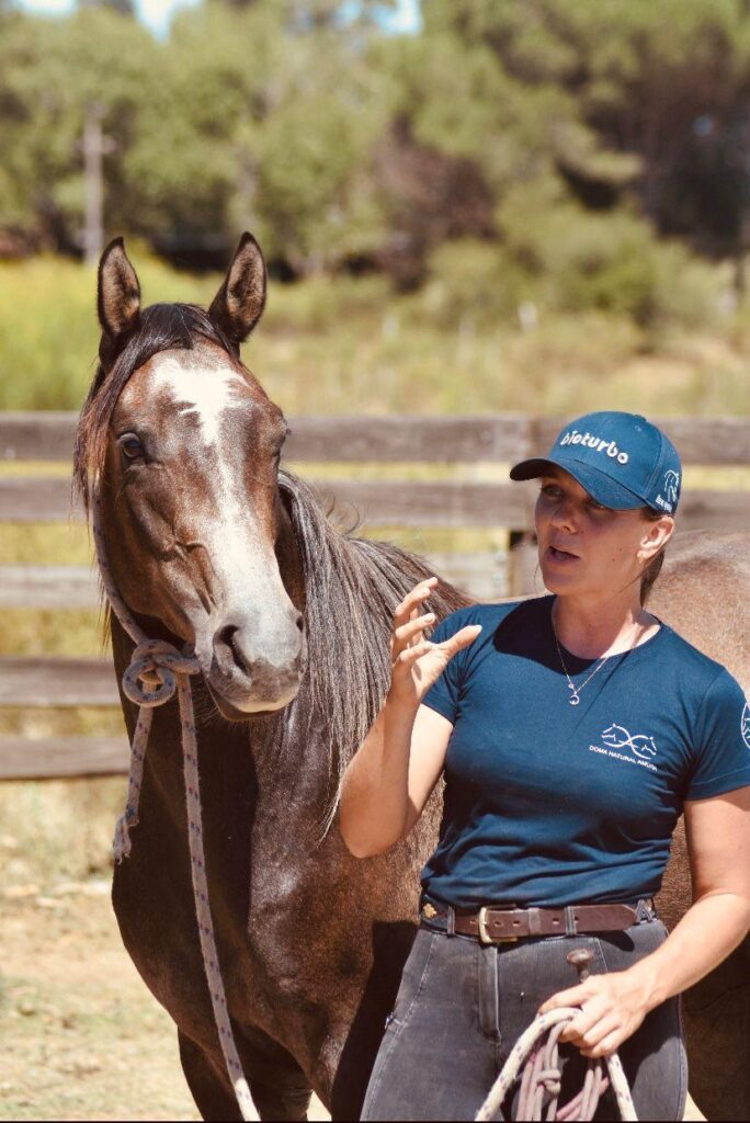 alwina murawski enseñando a ensilla y a hacer doma natural de caballos