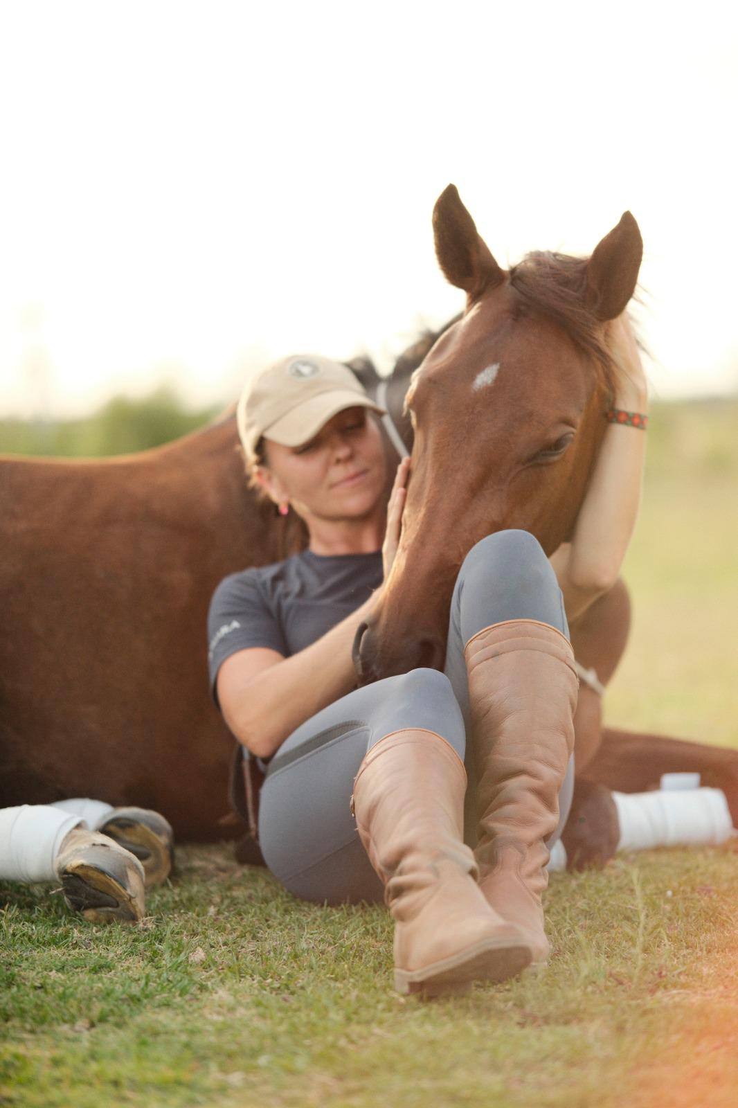 alwina murawski domadora de caballos profesional conectando con zafira su caballo